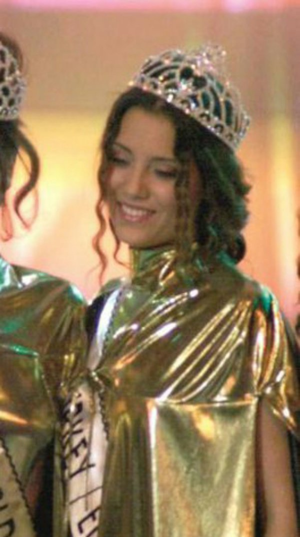 Cansu Dere participó en el certamen de belleza Miss Turquía. Cansu Dere participó en el certamen de belleza Miss Turquía.