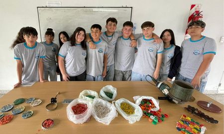 Alumnos de la escuela secundaria 340 de Santo Tomé contaron en AIRE cómo fue el proceso para crear medallas sustentables con plástico reciclado. Alumnos de la escuela secundaria 340 de Santo Tomé contaron en AIRE cómo fue el proceso para crear medallas sustentables con plástico reciclado.