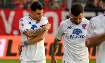El plantel de Tigre jugó con una cinta de luto en su brazo en honor a Miguel Ángel Russo. El plantel de Tigre jugó con una cinta de luto en su brazo en honor a Miguel Ángel Russo.