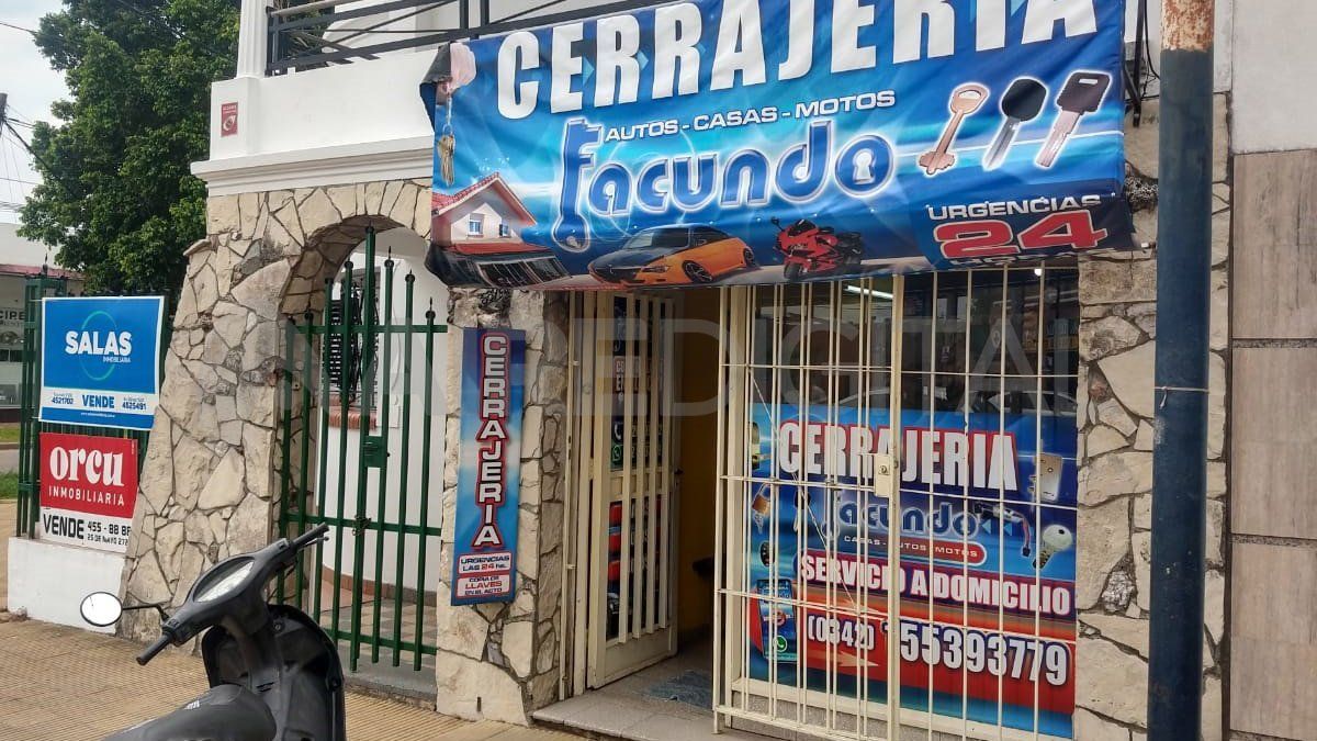 El asalto duró solo ocho minutos, al cabo de los cuales los dos maleantes huyeron a bordo de las motos robadas.