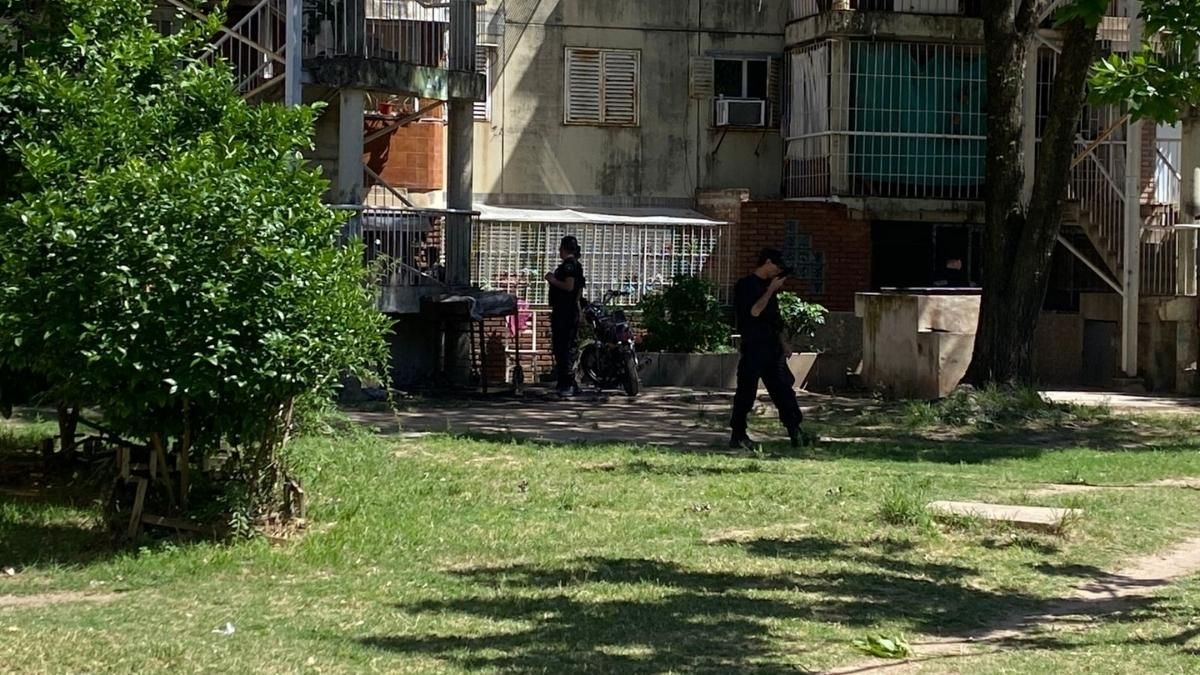Un hombre que limpiaba el frente de su casa resultó herido. Un hombre que limpiaba el frente de su casa resultó herido.