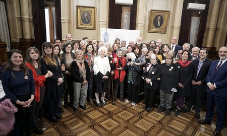 La vicepresidenta, Cristina Fernández de Kirchner, recibió este lunes, en el salón Illia del Senado, a representantes de asociaciones de derechos humanos. La vicepresidenta, Cristina Fernández de Kirchner, recibió este lunes, en el salón Illia del Senado, a representantes de asociaciones de derechos humanos.