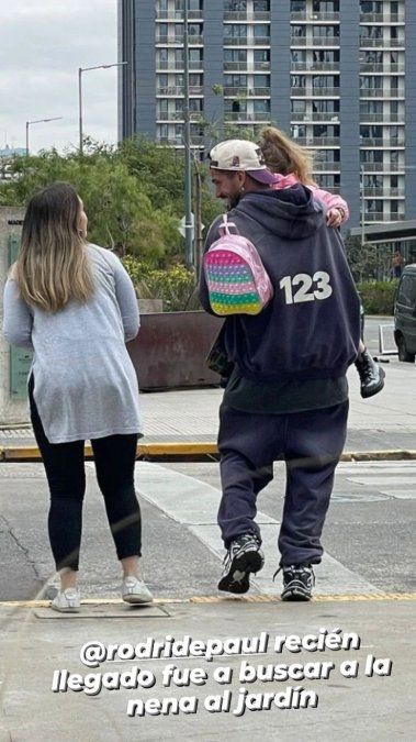 Al jugador lo sorprendieron yendo a buscar a su hija al jardín.