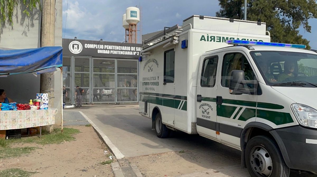 Gendarmería Nacional sigue al frente del allanamiento en la cárcel de Las Flores. Gendarmería Nacional sigue al frente del allanamiento en la cárcel de Las Flores.