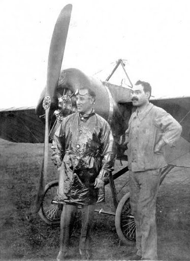 El 10 de febrero de 1914 y, tras despegar de El Palomar, alcanzó una altura de 6225 metros. Esta hazaña no fue homologada por la comisión internacional, cuya reglamentación disponía superar, al menos, por 150 metros el récord mundial. Newbery lo había hecho solo por 65.