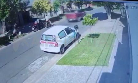 A las 9.17 quedó registrado el robo de una moto en las cámaras de seguridad de barrio Belgrano. A las 9.17 quedó registrado el robo de una moto en las cámaras de seguridad de barrio Belgrano.