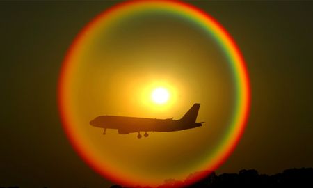 la impresionante imagen de un avion que vuela dentro de un arcoiris la impresionante imagen de un avion que vuela dentro de un arcoiris