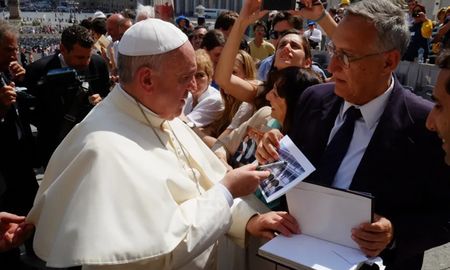 El Papa Francisco con Carlos Hugo Minatti, junto a una foto del Colegio Inmaculada. El Papa Francisco con Carlos Hugo Minatti, junto a una foto del Colegio Inmaculada.
