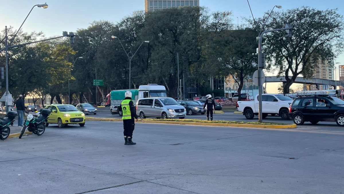 El corte de luz afectó especialmente la circulación vehicular sobre avenida Alem, donde se registró el foco del problema. El corte de luz afectó especialmente la circulación vehicular sobre avenida Alem, donde se registró el foco del problema.