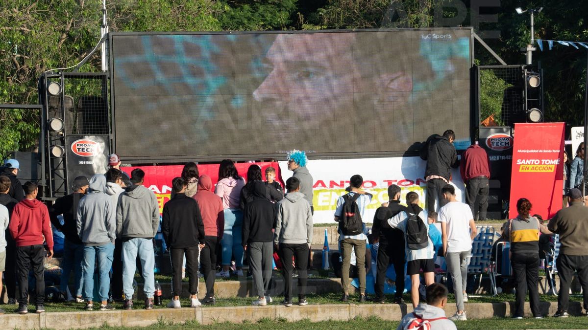 Desde temprano los fanáticos comenzaron a llegar para ocupar un lugar privilegiado frente a la pantalla.