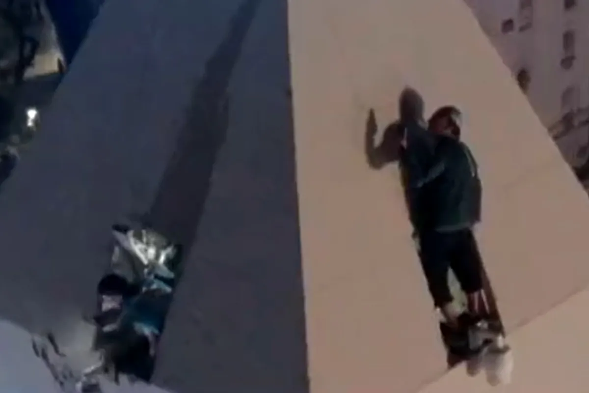 Con una locura inexplicable, fanáticos de la Selección Argentina subieron hasta la punta del Obelisco a festejar.