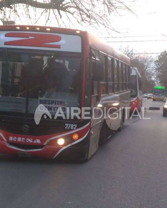 A un colectivo se le salió un neumático en medio del recorrido