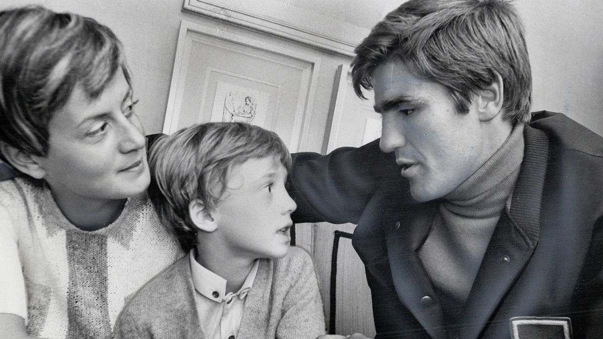 Esta foto es de septiembre de 1968, antes de medirse con el estadunidense Art Hernández en Toronto, Canadá. El italiano, que ya era campeón mundial mediano, juega con su primogénito, Stefano, de 6 años.