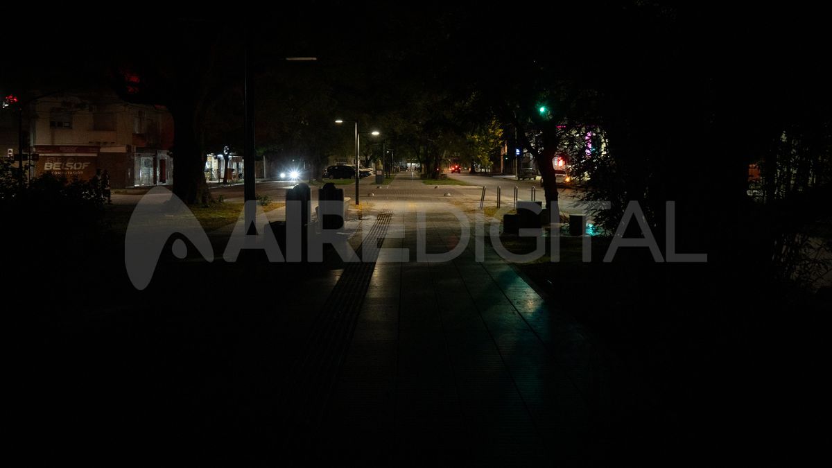La mayor parte de las 19 cuadras de Avenida Freyre se encuentran casi a oscuras. La mayor parte de las 19 cuadras de Avenida Freyre se encuentran casi a oscuras.