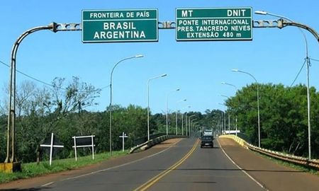 Daniel Scioli se rectificó y finalmente los pasos terrestres con Brasil están abiertos Daniel Scioli se rectificó y finalmente los pasos terrestres con Brasil están abiertos