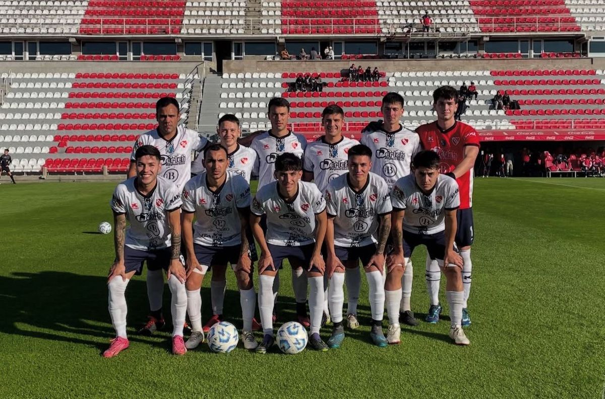 Los once inciales de Independiente de Santo Tomé en el amistoso frente a Unión.