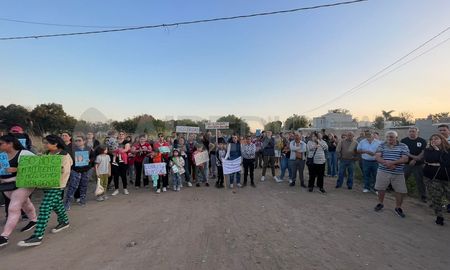 A fines de septiembre, un nutrido grupo de vecinos de Santo Tomé se manifestó en pedido de justicia. A fines de septiembre, un nutrido grupo de vecinos de Santo Tomé se manifestó en pedido de justicia.