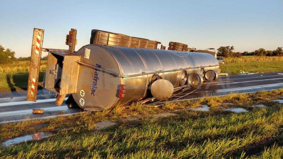 El camión volcado ocupó toda la calzada de la autopista Santa Fe - Rosario.