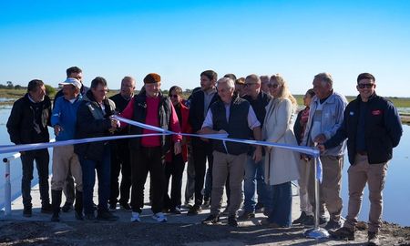 Antes de la intervención, la estructura de 61 metros presentaba tablones en mal estado, y representaba un riesgo para la circulación. “Teníamos que dar una vuelta de 110 kilómetros para llegar al frigorífico”, recordó uno de los productores agropecuarios. Antes de la intervención, la estructura de 61 metros presentaba tablones en mal estado, y representaba un riesgo para la circulación. “Teníamos que dar una vuelta de 110 kilómetros para llegar al frigorífico”, recordó uno de los productores agropecuarios.