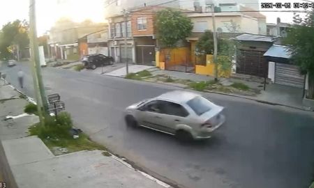 Atropelló a un hombre con su auto y escapó sin asistirlo en Lomas de Zamora. (Captura de video: La Union Diario) Atropelló a un hombre con su auto y escapó sin asistirlo en Lomas de Zamora. (Captura de video: La Union Diario)