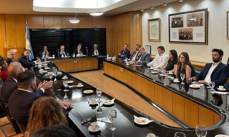 Fiscales y jueces federales y provinciales en Rosario en reunión por la narcocriminalidad. Fiscales y jueces federales y provinciales en Rosario en reunión por la narcocriminalidad.