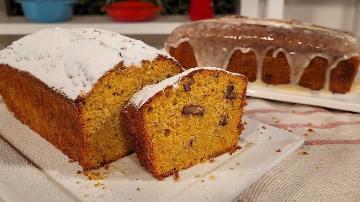 Un&nbsp; glasé simple de azúcar impalpable y leche corona la preparación