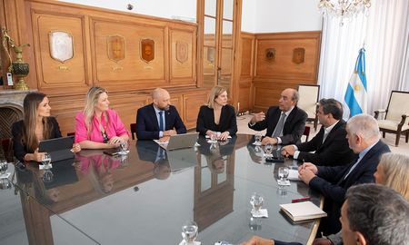 La reunión entre el gobierno nacional y funcionarios de las provincias de Santa Fe, Córdoba, Entre Ríos,, Tucumán y Jujuy se realizó este lunes en la Casa Rosada. La reunión entre el gobierno nacional y funcionarios de las provincias de Santa Fe, Córdoba, Entre Ríos,, Tucumán y Jujuy se realizó este lunes en la Casa Rosada.