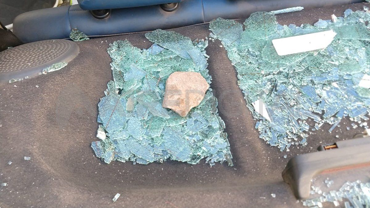 El piedrazo pulverizó el vidrio trasero del remis