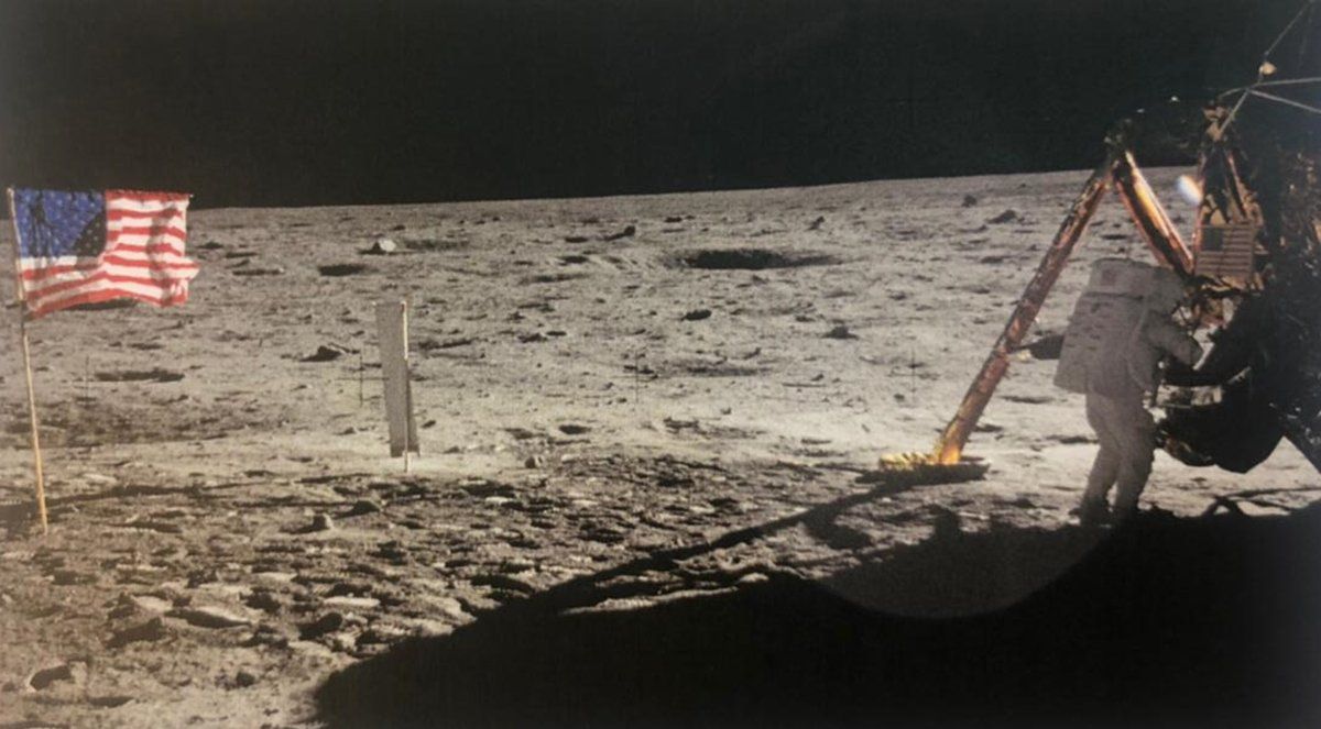 Neil Armstrong en su descenso en la Luna en 1969.