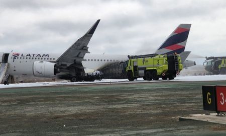 Un avión chocó con un camión de bomberos antes de despegar en el aeropuerto de Perú Un avión chocó con un camión de bomberos antes de despegar en el aeropuerto de Perú