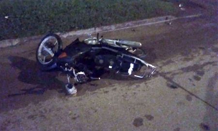 Accidente fatal: las víctimas caminaban presuntamente empujando una moto Honda Wave negra y fueron embestidas por una camioneta, cuyo conductor se dio a la fuga. Accidente fatal: las víctimas caminaban presuntamente empujando una moto Honda Wave negra y fueron embestidas por una camioneta, cuyo conductor se dio a la fuga.