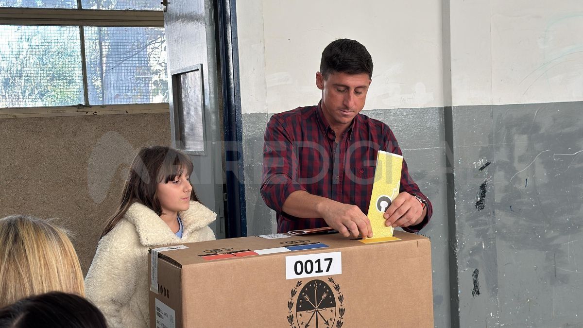 En la categoría de convencionales departamentales, en La Capital -con el 86,71% de la mesas computadas- ganó Julio “Paco” Garibaldi, de Unidos para Cambiar Santa Fe, con el 36,51% de los votos. En la categoría de convencionales departamentales, en La Capital -con el 86,71% de la mesas computadas- ganó Julio “Paco” Garibaldi, de Unidos para Cambiar Santa Fe, con el 36,51% de los votos.