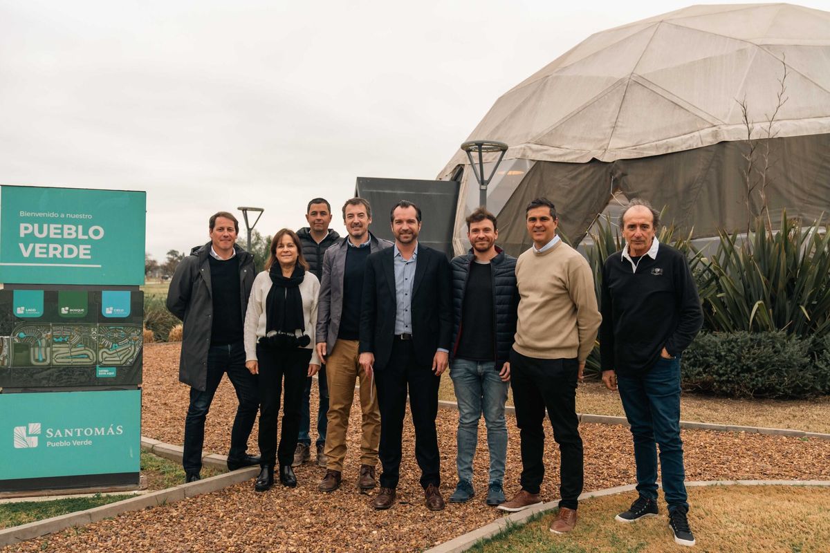 El intendente de Santo Tomé Miguel Weiss Ackerley durante la recorrida por Santomás Pueblo Verde junto a directivos de Pilay.