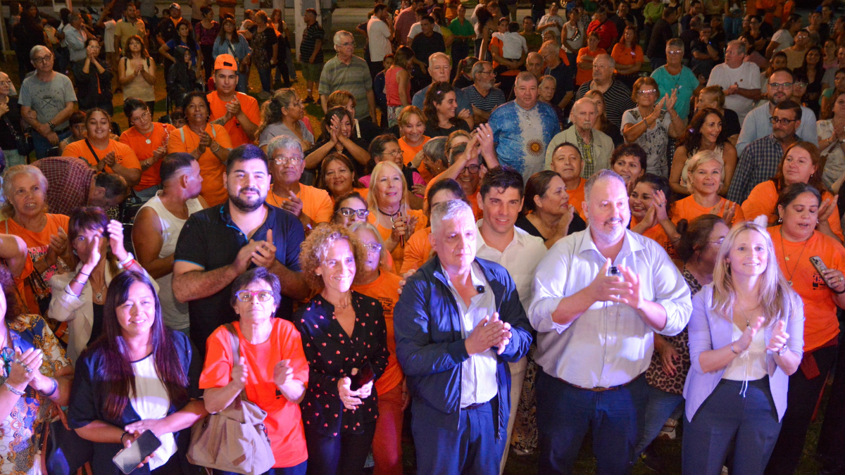 El acto contó con un gran marco de público, el entusiasmo y la avidez por un futuro comprometido con la continuidad de la gestión. El acto contó con un gran marco de público, el entusiasmo y la avidez por un futuro comprometido con la continuidad de la gestión.