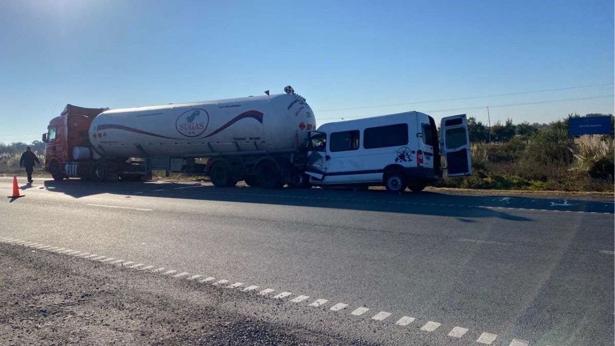 Un fuerte accidente se registró este domingo por la mañana en la Autopista Rosario - Santa Fe.