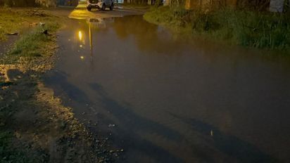 Un punto clave de Cabaña Leiva lleno de agua: un caño roto y las lluvias empeoran la situación