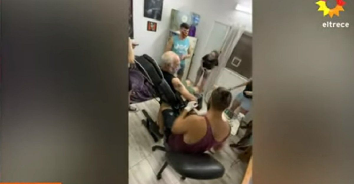 La emoción de un abuelo que se hizo el mismo tatuaje que sus cinco nietos: Él es nuestro guía