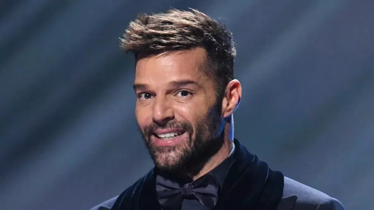 Cómo es y cuánto cuesta la camioneta familiar que maneja Ricky Martin