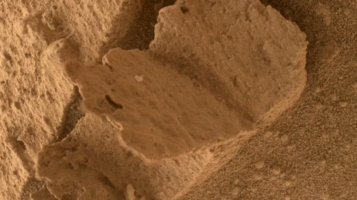 El rover Curiosity de la NASA en marte encontró una sorprendente roca en forma de libro.