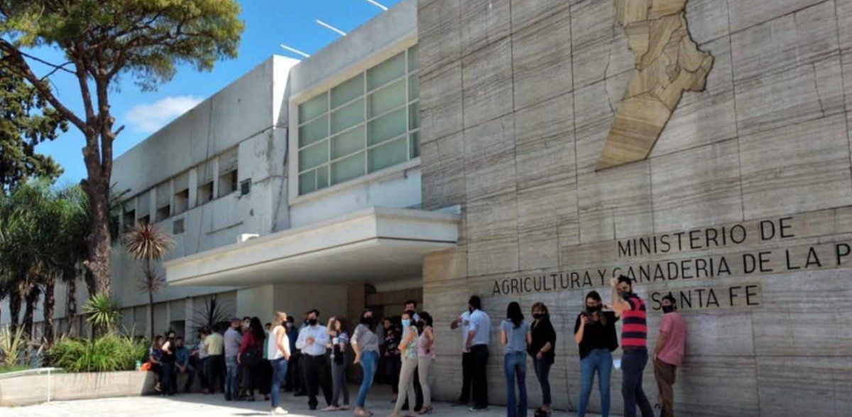 Empleados del ministerio de producción afiliados a UPCN mantienen el estado de alerta en reclamo por mejoras laborales y edilicias.