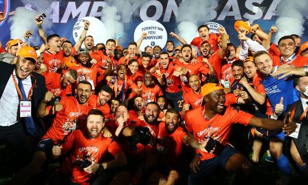Tras vencer por 1-0 al Kayserispor, el Istanbul Basaksehir hizo historia al salir campeón del fútbol de Turquía. Tras vencer por 1-0 al Kayserispor, el Istanbul Basaksehir hizo historia al salir campeón del fútbol de Turquía.
