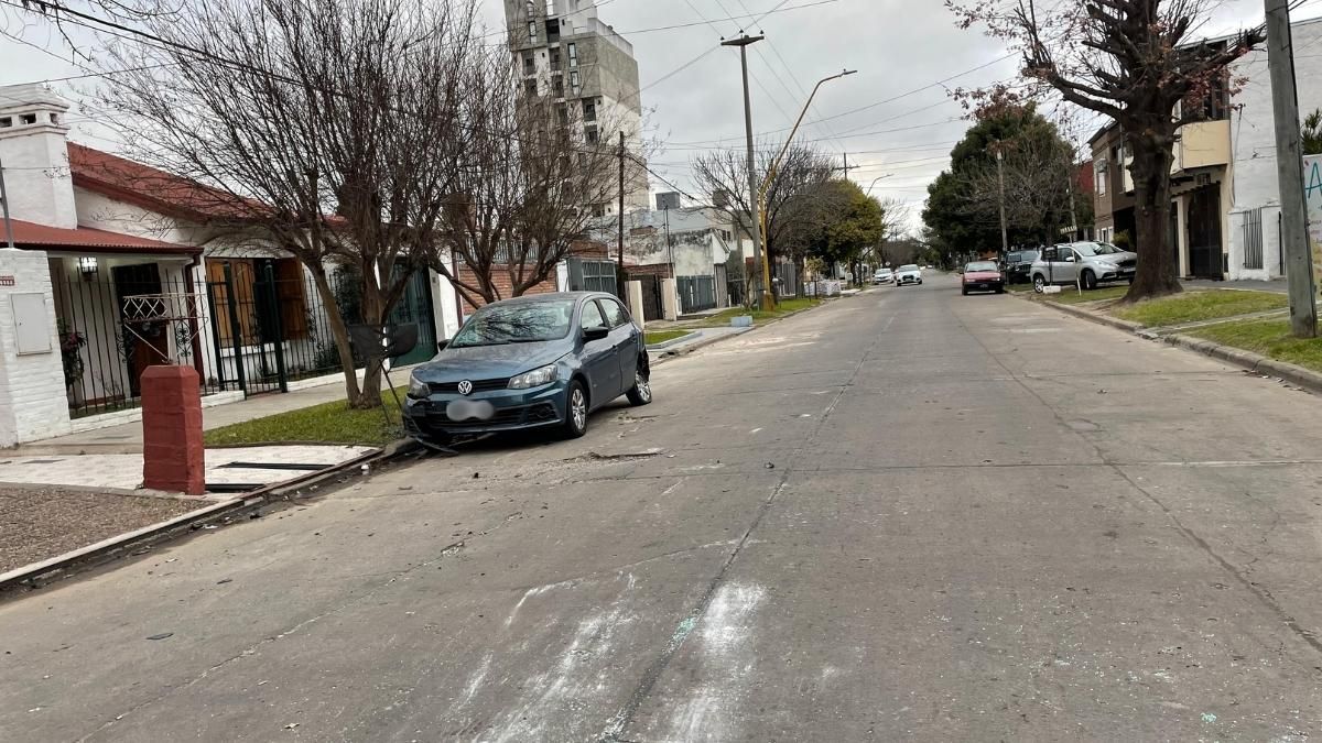 El Volkswagen Gol Trend que estaba estacionado fue embestido por el Ford Fiesta. El Volkswagen Gol Trend que estaba estacionado fue embestido por el Ford Fiesta.
