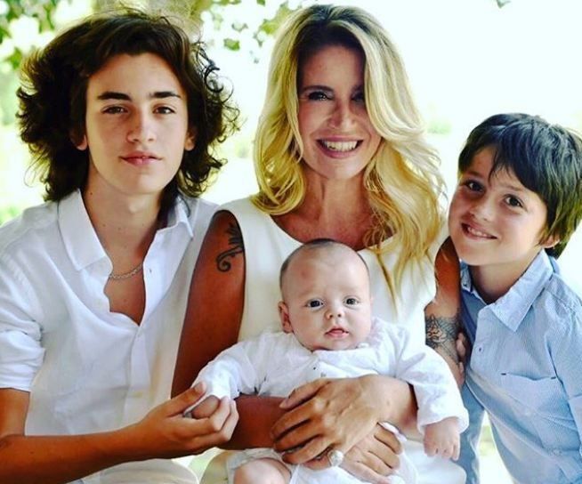 Florencia Peña junto a sus tres hijos. 