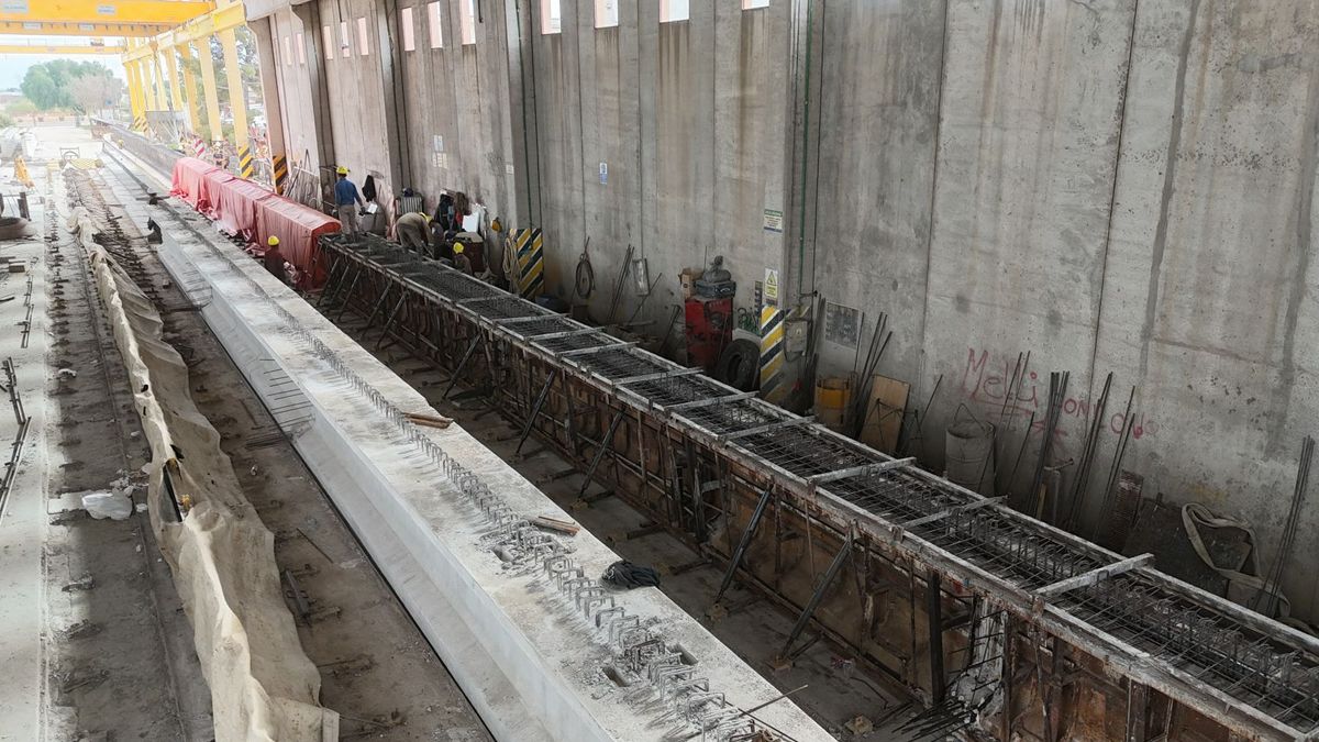 Máquinas y operarios trabajan de día y de noche en la colocación de pilotes y columnas para el nuevo puente que conectará Santa Fe y Santo Tomé. Máquinas y operarios trabajan de día y de noche en la colocación de pilotes y columnas para el nuevo puente que conectará Santa Fe y Santo Tomé.