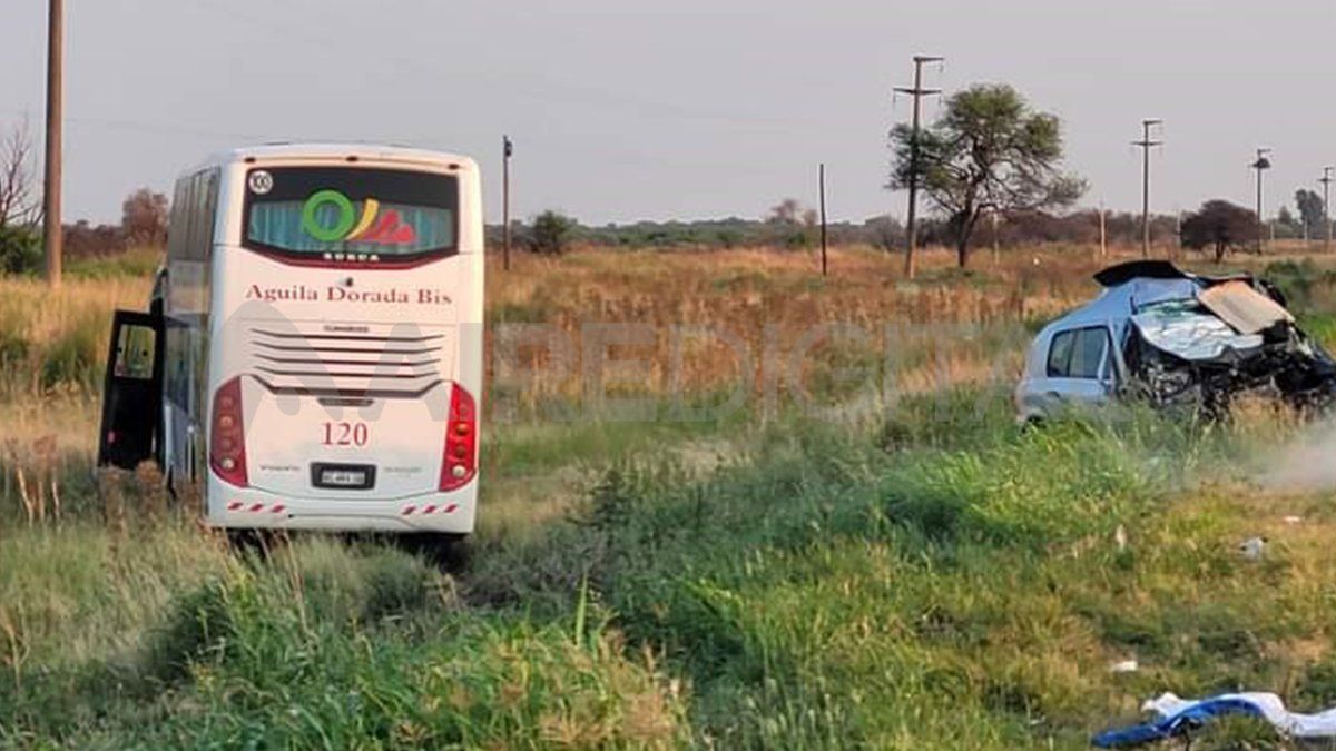 Se estima que el Clio perdió el control, se cruzó de carril e impactó contra el micro. Ambos vehículos terminaron en la banquina. 
