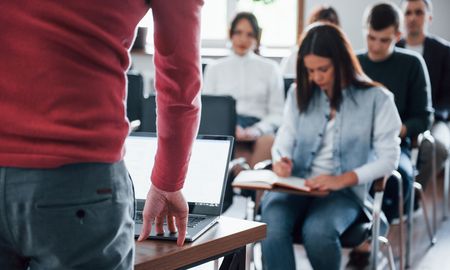 El sistema universitario es expulsivo para aquellos alumnos provenientes de los sectores de menores recursos económicos, a pesar del libre ingreso. El sistema universitario es expulsivo para aquellos alumnos provenientes de los sectores de menores recursos económicos, a pesar del libre ingreso.