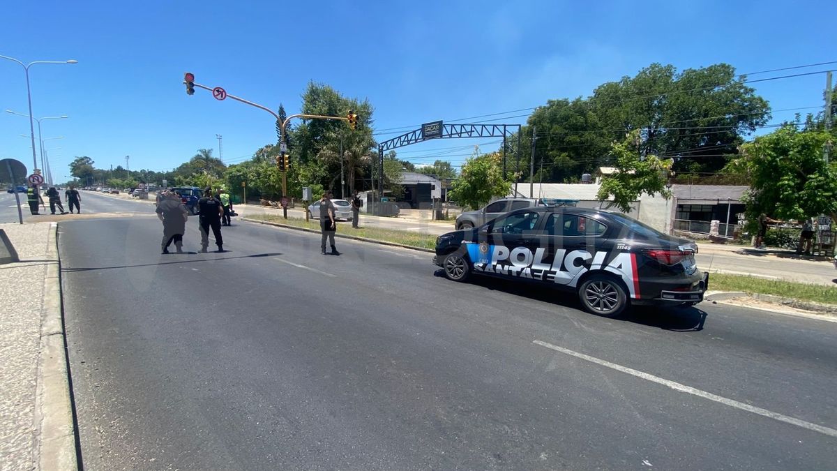Personal policial y agentes de Seguridad Vial realizaron un corte de tránsito momentáneo tras el accidente en la Ruta Provincial 1. Personal policial y agentes de Seguridad Vial realizaron un corte de tránsito momentáneo tras el accidente en la Ruta Provincial 1.