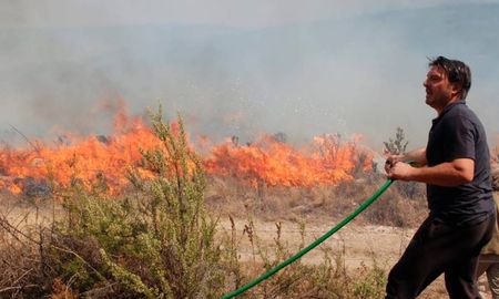 Damián de Santo teme que el incendio acabe con su casa y su emprendimiento hotelero de cabañas. Damián de Santo teme que el incendio acabe con su casa y su emprendimiento hotelero de cabañas.