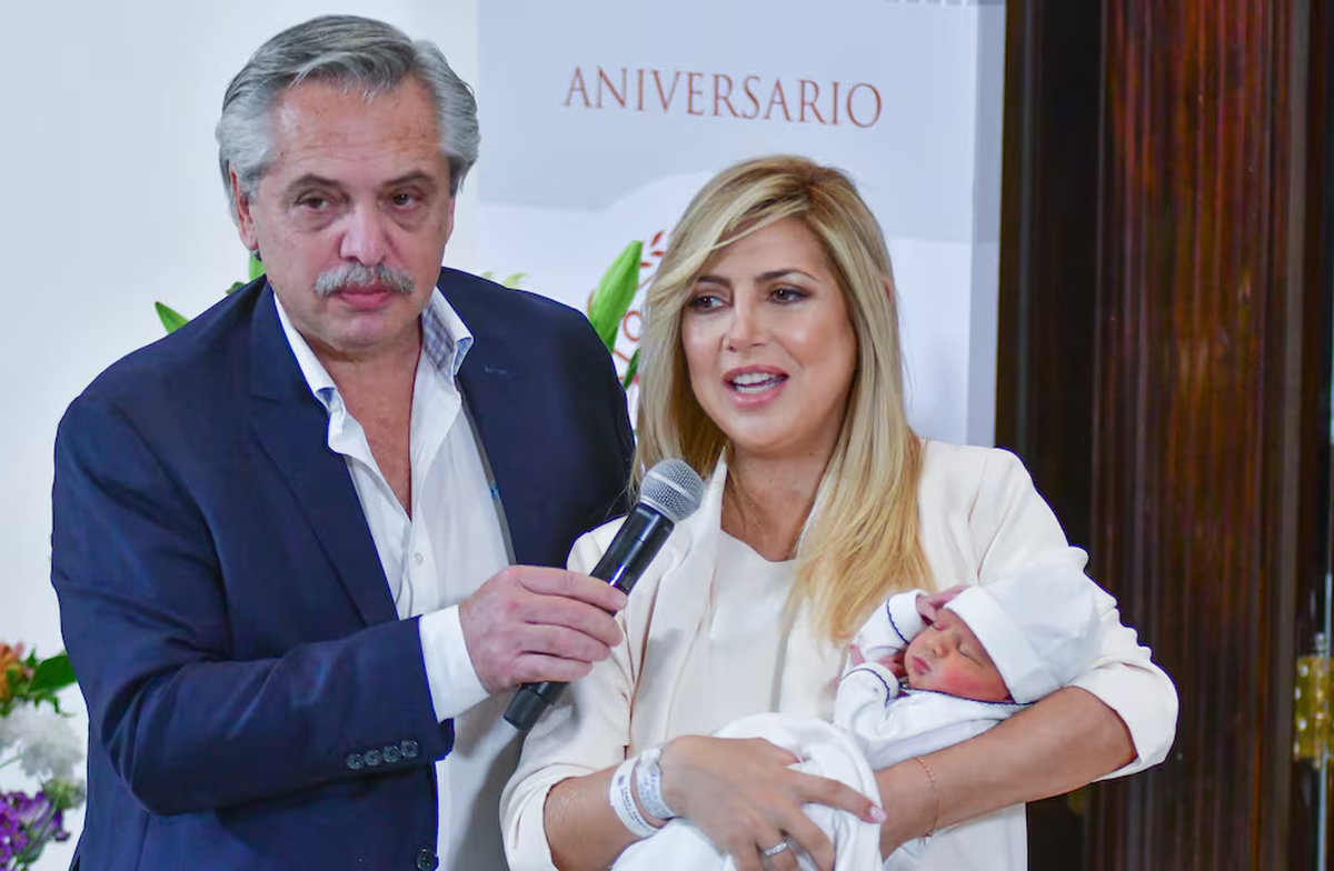 Alberto Fernández y Fabiola Yañez con su hijo recién nacido Francisco en el Hospital Otamendi Foto Federico Lopez Claro. Alberto Fernández y Fabiola Yañez con su hijo recién nacido Francisco en el Hospital Otamendi Foto Federico Lopez Claro. 