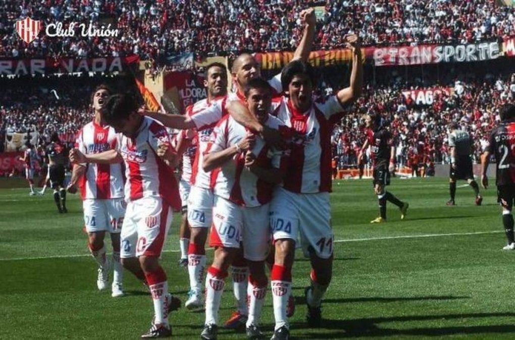 Los jugadores de Uni&oacute;n celebran en condici&oacute;n de visitante. Un cl&aacute;sico que sigue presente en la memoria de los hinchas tatengues.